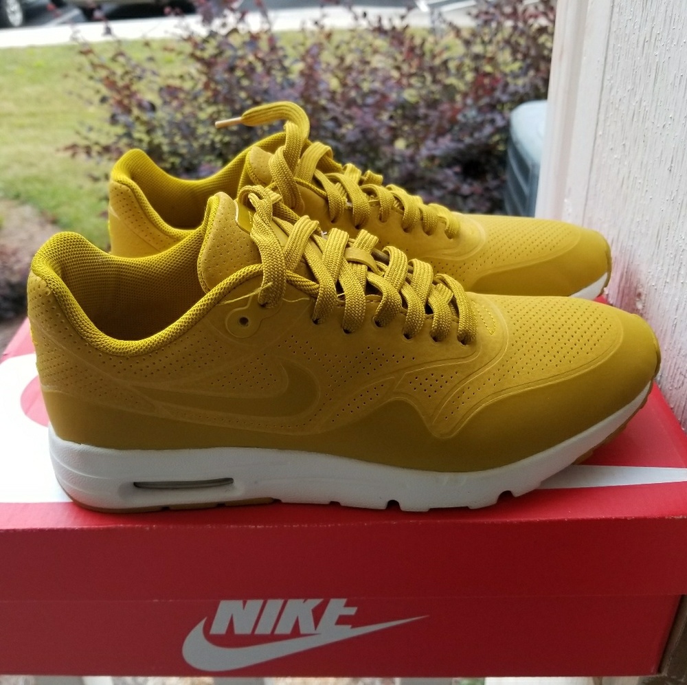 Nike Women's Air Max 1 Ultra Moore sneakers